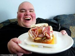 Un hombre quiso ser el más gordo del mundo y ahora pelea por su vida