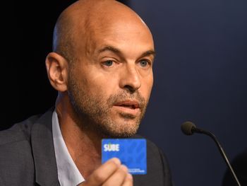 Dietrich volvió de Punta del Este para anunciar el boletazo y ahora pasea por Europa