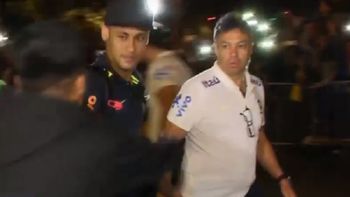 Neymar tuvo un incidente al arribar a un hotel de Perú. Neymar tuvo un incidente al arribar a un hotel de Perú.