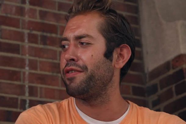 Insólito: indigente aprovecha su belleza para pasar la noche en la casa de mujeres