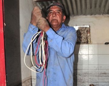 Sobrevivió al temporal colgado de unos cables