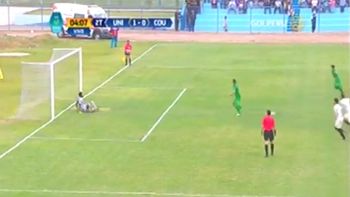 El jugador de Comerciantes Unidos Carlos Pérez pateó un penal, se la quiso picar al arqueo y la tiró afuera. El jugador de Comerciantes Unidos Carlos Pérez pateó un penal, se la quiso picar al arqueo y la tiró afuera.
