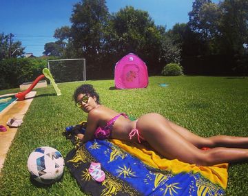 Kate Rodríguez juega al fútbol en bikini