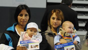 a seis anos de la auh, mas de tres millones y medio de ninos tienen proteccion social a seis anos de la auh, mas de tres millones y medio de ninos tienen proteccion social