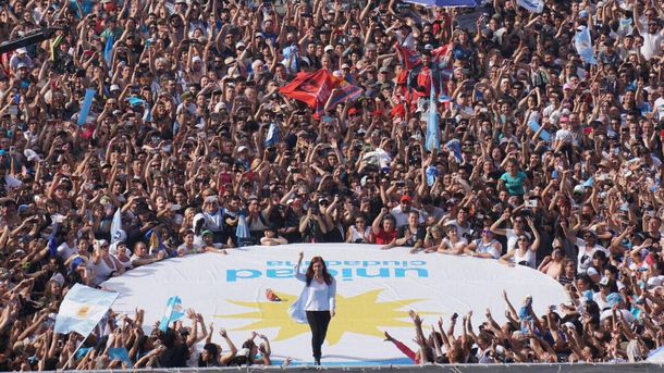Cierre de campaña de Cristina: estadio colmado y un micrófono lenteja