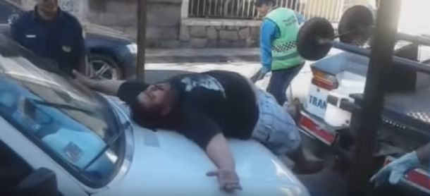 Así finge este salteño un ataque para que no le roben el auto