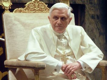 Para Benedicto XVI, el matrimonio igualitario y el aborto legal son obras del Anticristo