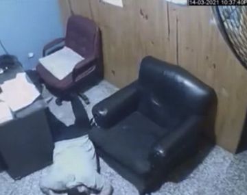 VIDEO: Entró a robar a una remisería y apuñaló a una empleada en la cabeza