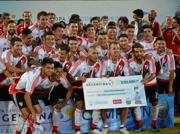 El plantel del River, con el cheque de campeón de Copa Argentina El plantel del River, con el cheque de campeón de Copa Argentina