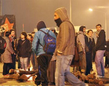 Cortan el puente Pueyrredón