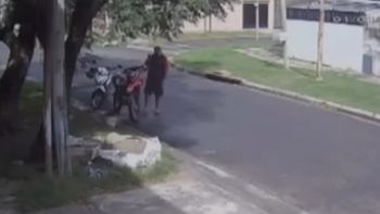 el video que muestra a los presuntos asesinos del cantante de moron merodeando por la casa de la victima el video que muestra a los presuntos asesinos del cantante de moron merodeando por la casa de la victima