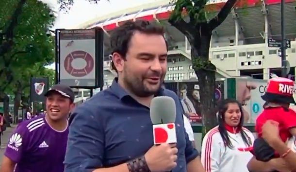El móvil más bizarro en el Superclásico: un periodista español completamente borracho junto a los hinchas
