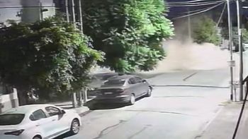 impresionante derrumbe en sarandi: un auto de coleccion quedo aplastado en un galpon impresionante derrumbe en sarandi: un auto de coleccion quedo aplastado en un galpon