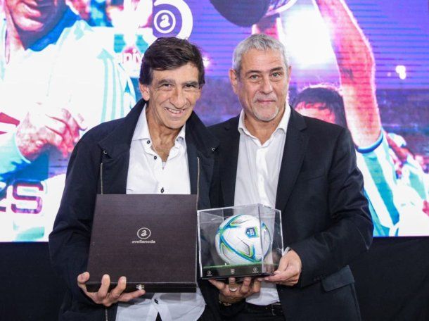Gustavo Costas fue homenajeado como ciudadano ilustre de Avellaneda