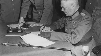 El mariscal decampo WilhelmKeitel firma la rendición incondicional de Alemania en la sede de la UniónSoviética en Karlshorst, Berlín, el 9 de mayo de 1945. El mariscal decampo WilhelmKeitel firma la rendición incondicional de Alemania en la sede de la UniónSoviética en Karlshorst, Berlín, el 9 de mayo de 1945.