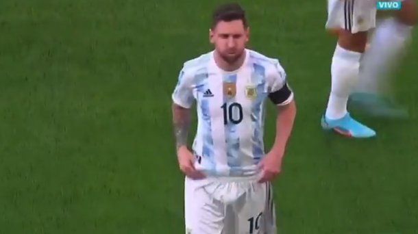 Messi salió a la cancha con la silenciosa el tuit viral sobre su pene