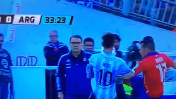 un perro: la brutal patada del pitbull gary medel sobre lio messi un perro: la brutal patada del pitbull gary medel sobre lio messi