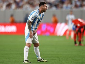 El momento que asustó a todos: la molestia de Messi vs Chile