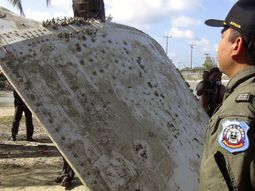 las autoridades de tailandia creen que encontraron un pedazo del vuelo mh370 las autoridades de tailandia creen que encontraron un pedazo del vuelo mh370