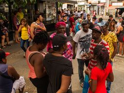 Radiografía de los manteros en Liniers: 38 cuadras de comida, ropa y joyas