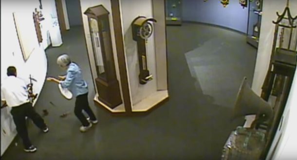 VIDEO: Mirá como destrozaron el reloj de un museo por no hacer caso