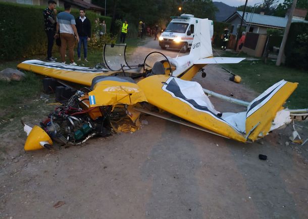 Una madre y su pequeña hija fueron heridas por una avioneta cuando caminaban por la calle