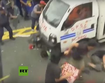 Un policía atropella a manifestantes en Manila, Filipinas