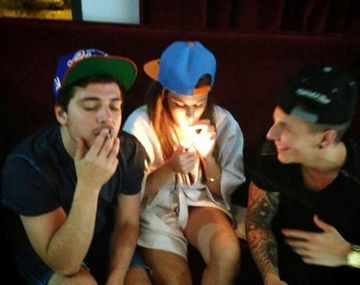 La polémica foto de Charlotte Caniggia fumando marihuana