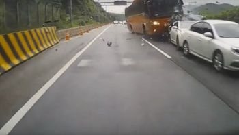 video: cambian de carril y se salvan de un brutal choque contra un colectivo video: cambian de carril y se salvan de un brutal choque contra un colectivo