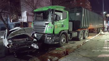 violento choque entre un auto y un camion en villa urquiza violento choque entre un auto y un camion en villa urquiza