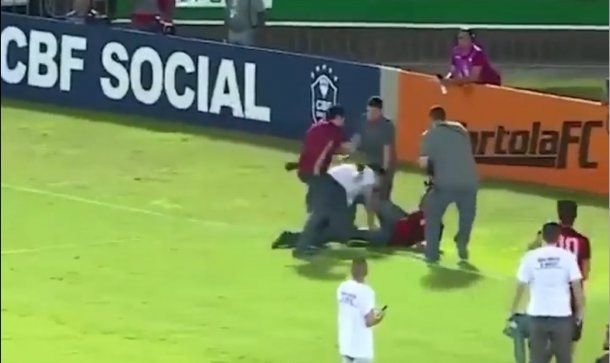 Socios del Flamengo y Fluminense quisieron hacer una campaña pero terminaron a las piñas