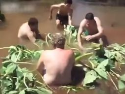 limpiaban una alcantarilla y los chupo limpiaban una alcantarilla y los chupo