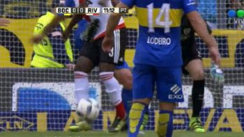 inentendible: pablo perez pego una patada sin pelota y fue expulsado inentendible: pablo perez pego una patada sin pelota y fue expulsado