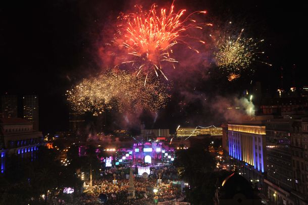 Una multitud festejó en Plaza de Mayo los 30 años de democracia