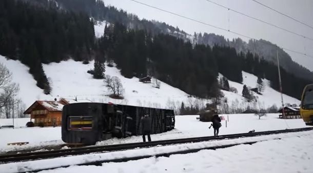 Un tren en Suiza descarriló por el viento