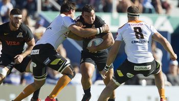 Agustín Creevy, encarando a dos rivales sudafricanos Agustín Creevy, encarando a dos rivales sudafricanos