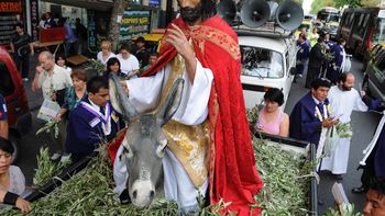 una procesion en la ciudad celebro al papa francisco una procesion en la ciudad celebro al papa francisco