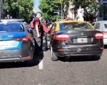 Insólito: un taxista alcoholizado se quedó dormido frente al Congreso