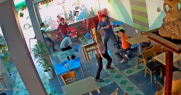 Mirá la brutal pelea en una cafetería de Vietnam