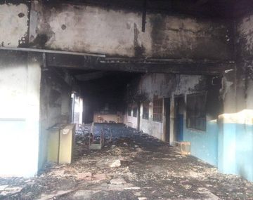 Misterio en Longchamps: se incendió por completo una escuela primaria pública