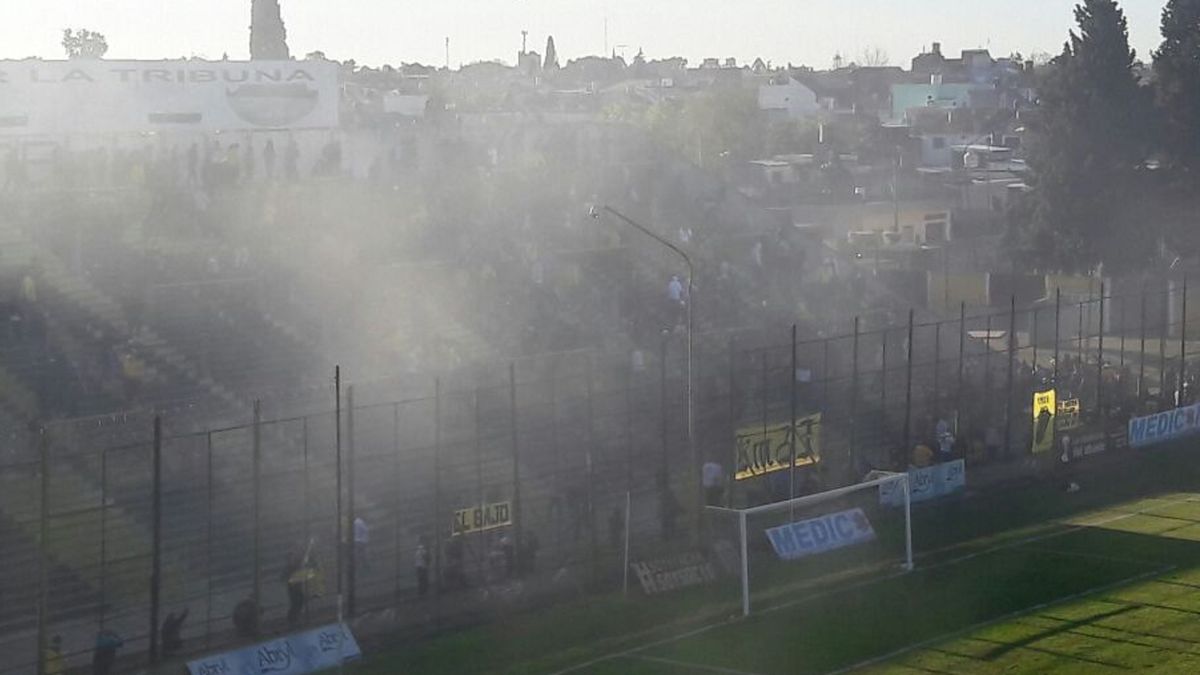 Dos Facciones De La Barra De Almirante Brown Se Enfrentaron En Pleno Partido 9489