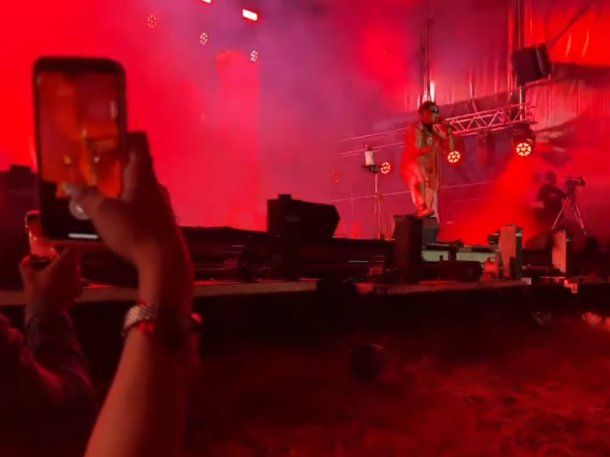 YSY A se enojó con un fanático que se metió en su show: El escenario es para el artista