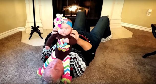 La nieta le da un asqueroso regalo a su abuelo para el Día de Acción de Gracias