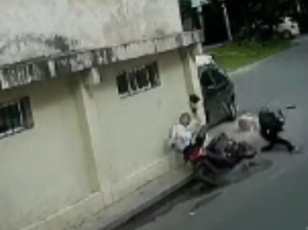 Villa Fiorito: un motochorro atropelló a un jubilado y fue detenido por los vecinos