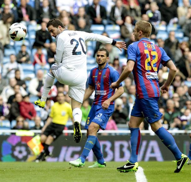 Gonzalo Higuaín y un golazo para la goleada del Real Madrid