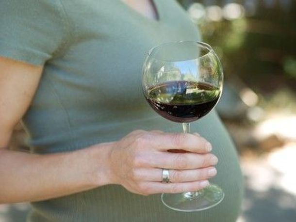 Un poco de vino durante el embarazo no afecta al bebé
