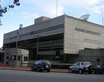 El insólito motivo por el que montaron un operativo policial frente a la Embajada de EEUU