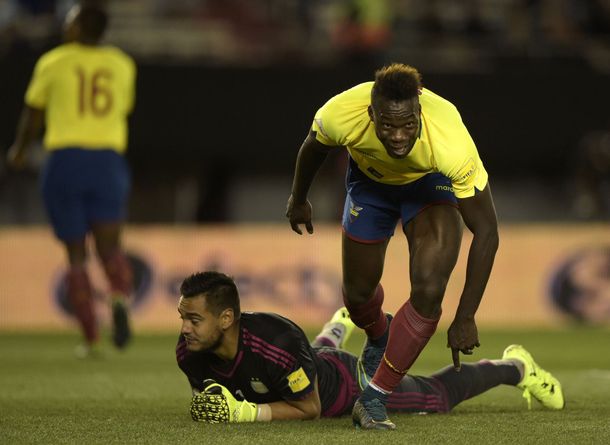 Relator ecuatoriano se quebró con los goles contra Argentina