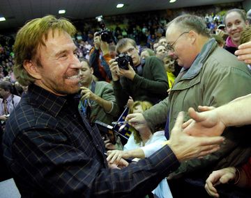 La emotiva carta de despedida de la familia de Chuck Norris: Para él no eran fans, eran sus amigos