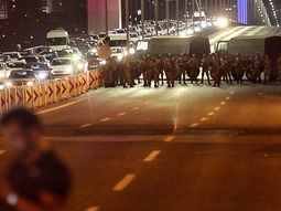 Tiroteo en el aeropuerto de Atatürk y fuego abierto fuera del Parlamento turco